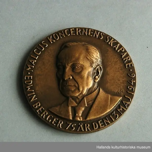 Minnesmedalj av brons med porträtt av Edvin Berger (Malcus koncernens skapare) och text: "EDVIN BERGER 75 ÅR DEN 13 MAJ 1946", "MALCUS KONCERNENS SKAPARE". På baksidan  "AB MALCUS HOLMQUIST NISSASTRÖMS BRUKS OCH KRAFT AB, HALMSTADS NYA VERKSTADS AB, AB GJUTERIMASKINER, 1902". för Mateus  Holmqvist? Medaljen förvaras i rund pappask, grön. Märkning "KH". (Konstnärens signatur?)