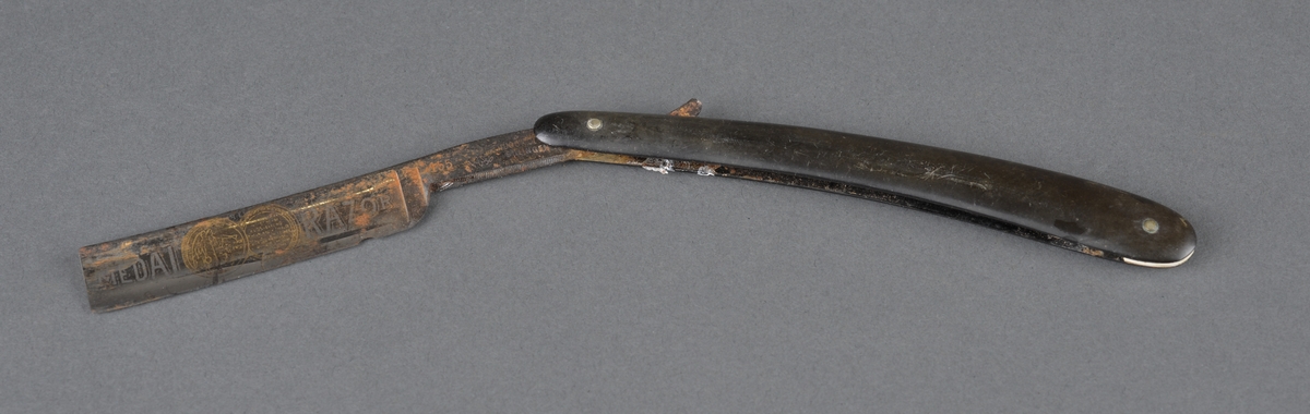 Form: Tradisjonell
Kniv brukt til å fjerne skjegg.