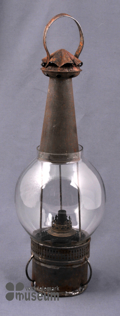 Lampe av blekkplarer som er falsa saman og lodda, kuppel i klart glas