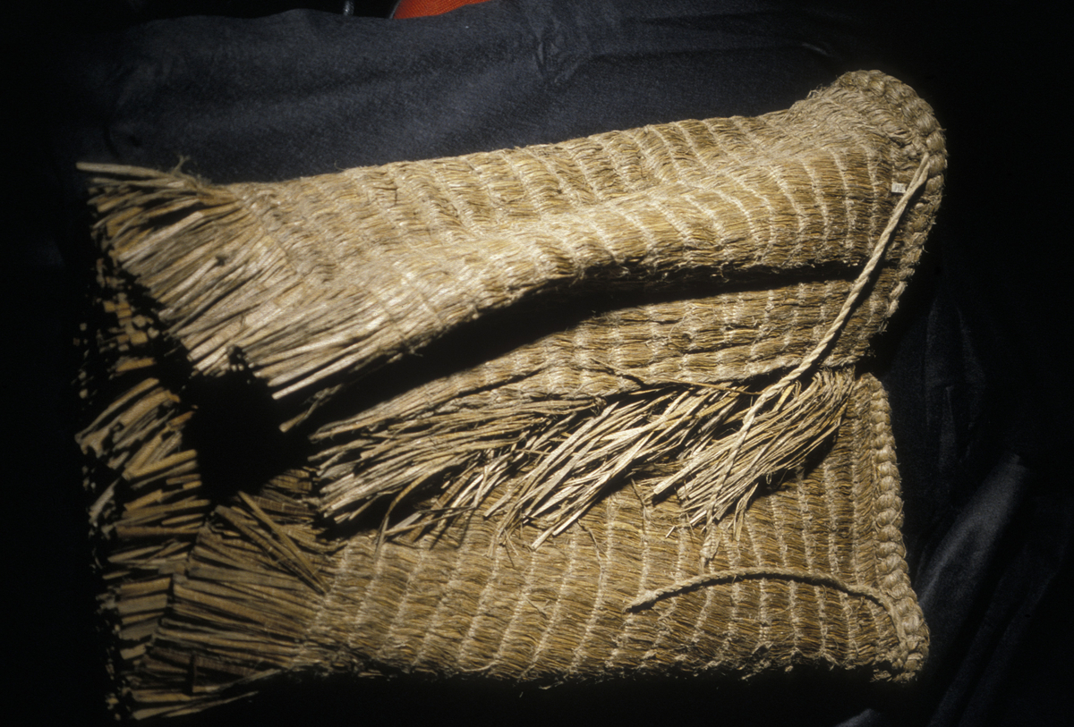 Skjørt/skulderkappe, laget av fastbundne strimler av lin, New Zealand, Polynesia