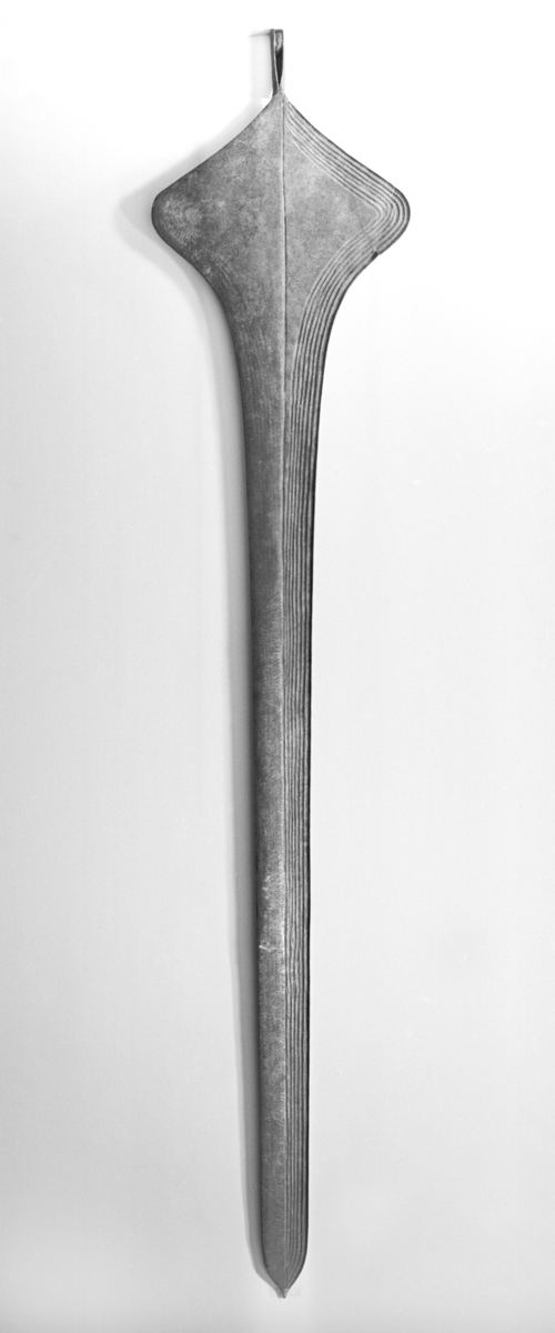 Jernplate
Stor jernplade med aaben fal. 7 parallele rifler langs den ene side. L. 1,63 m. Benyttes som byttemiddel.
Jern