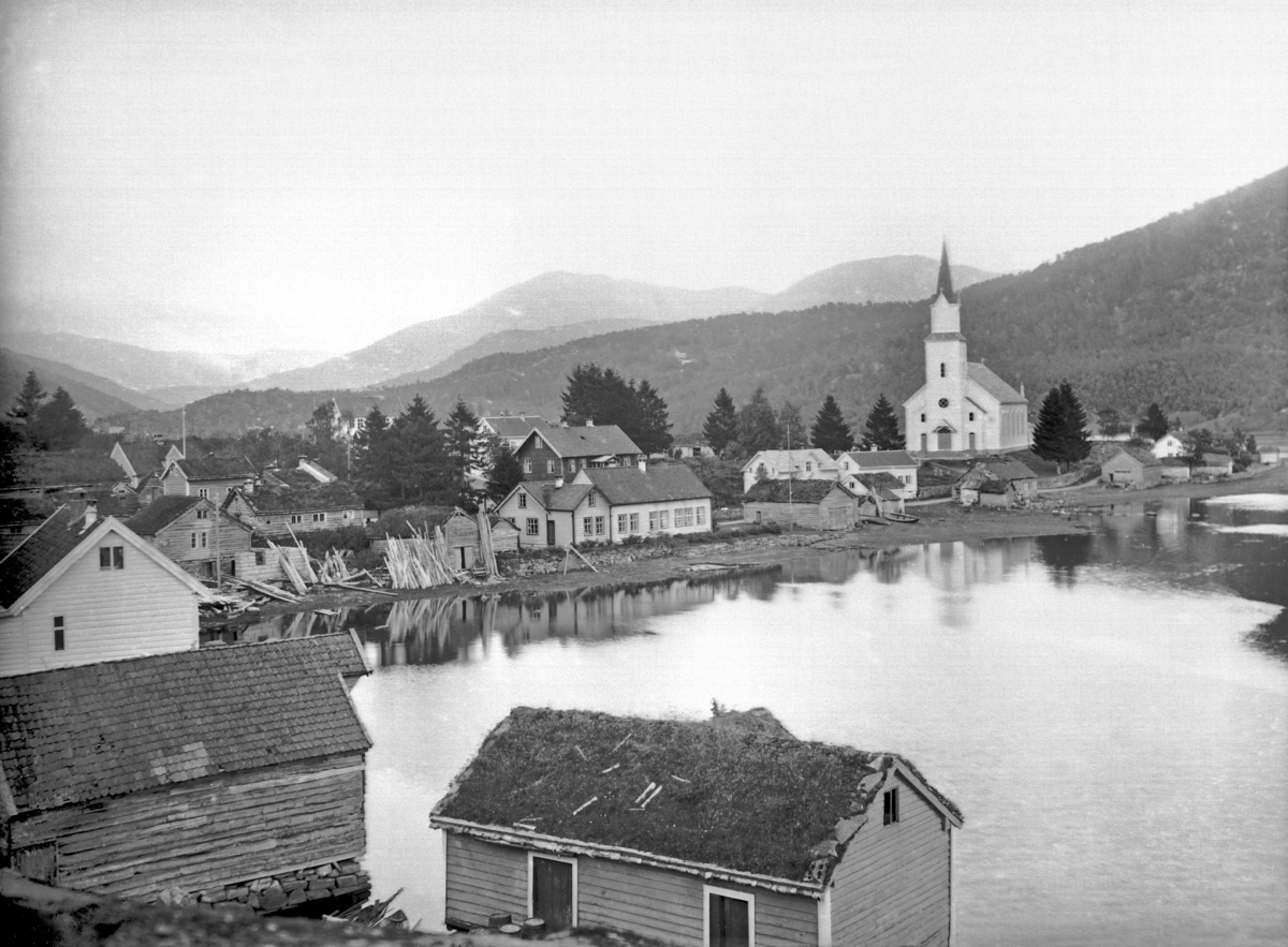 Fjæra Naustdal. Naustdal kirke. Fotografert i perioden mellom 1905 - 1943