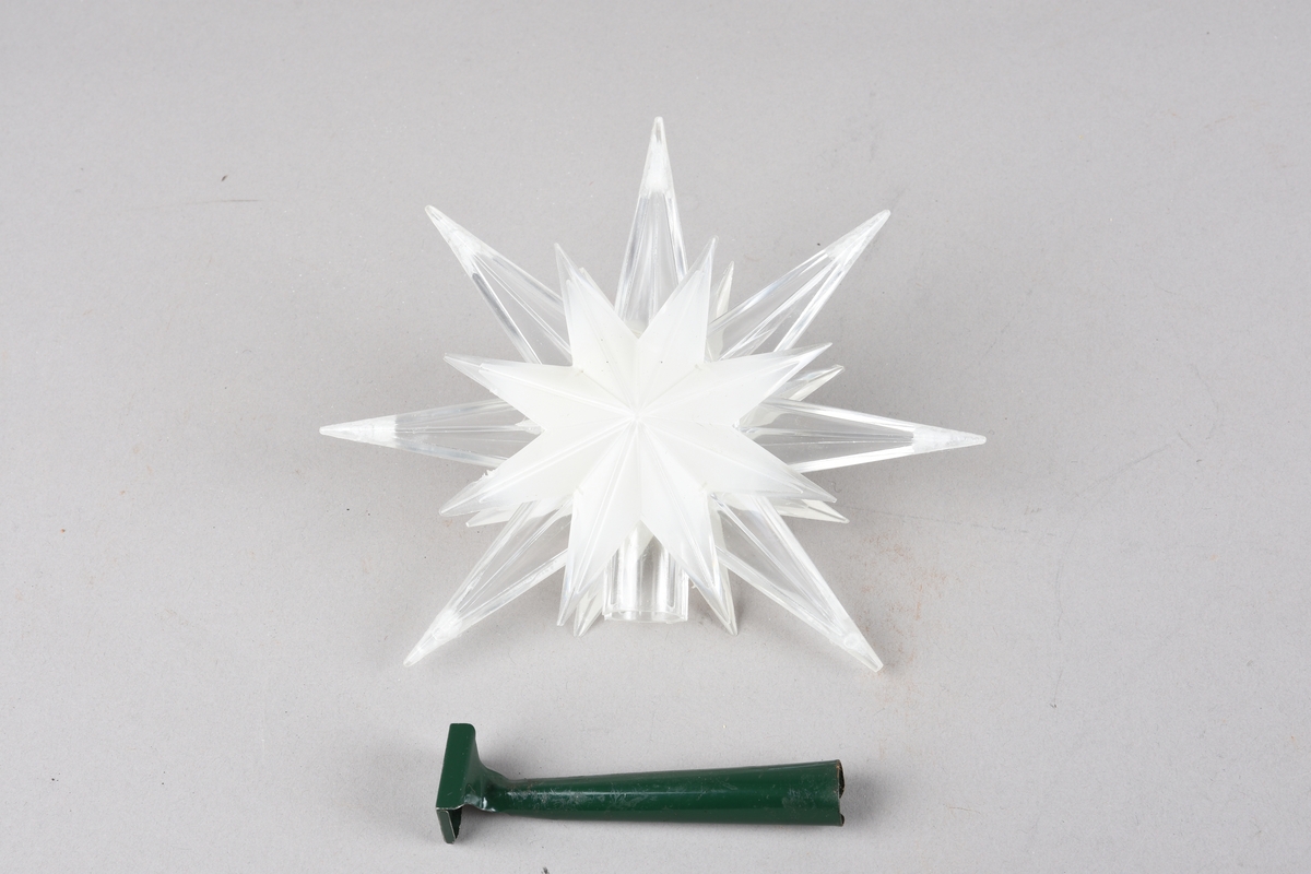 Juletrepynt i eske. I eska ligg det 5 fletta julekorger i papir, 5 lenker med norske flagg i papir, 1 toppstjerne i plast med metallfeste for juletrelys, 9 enkle girlander med ulike fargar og 1 fleirfarga sett saman av tre enkle girlander, 1 fabrikklaga nisse i piperensar, 1 mus i tekstil/papp og 4 bjøller i messing med raudt band for oppheng, 1 spir i glas til å feste toppen av treet ligg og i eska. I 2 mindre esker utan lokk ligg det 12 julekuler i glas i kvar eske. Kulene er i ulike fargar, dekor og storleikar. I ei tredje eske der det har vore Viking sko/kalosjar nr. 5 frå A.S Askim Gummivarefabrikk ligg det  4 dråpeforma julekular i glas, 4 bjøller i glas i ulike fargar, 3 fuglar i glas med halestjert i nylon og festeklemme med fjør i metall, 2 små kulekular i glas med innholing på eine sida der innholinga har farga rifledekor, 1 halvrund juletrekule i glas dekt med snøglitter med snøkrystall over det sirkelrunde "holet", 2 kongleforma kuler i glas i ulike fargar, 1 korgforma kule i glas, 1 fløyte i glas med fleirfarga dekor, 2 julekuler i glas forma som to strengeinstrument. Hovudeska inneheld og ein liten raud lysestake i tre med plate og dekor i papp. Eska har rektangulær form med laust lokk, og har opprinneleg vore eske for støvlar frå Viking-Askim A/S.