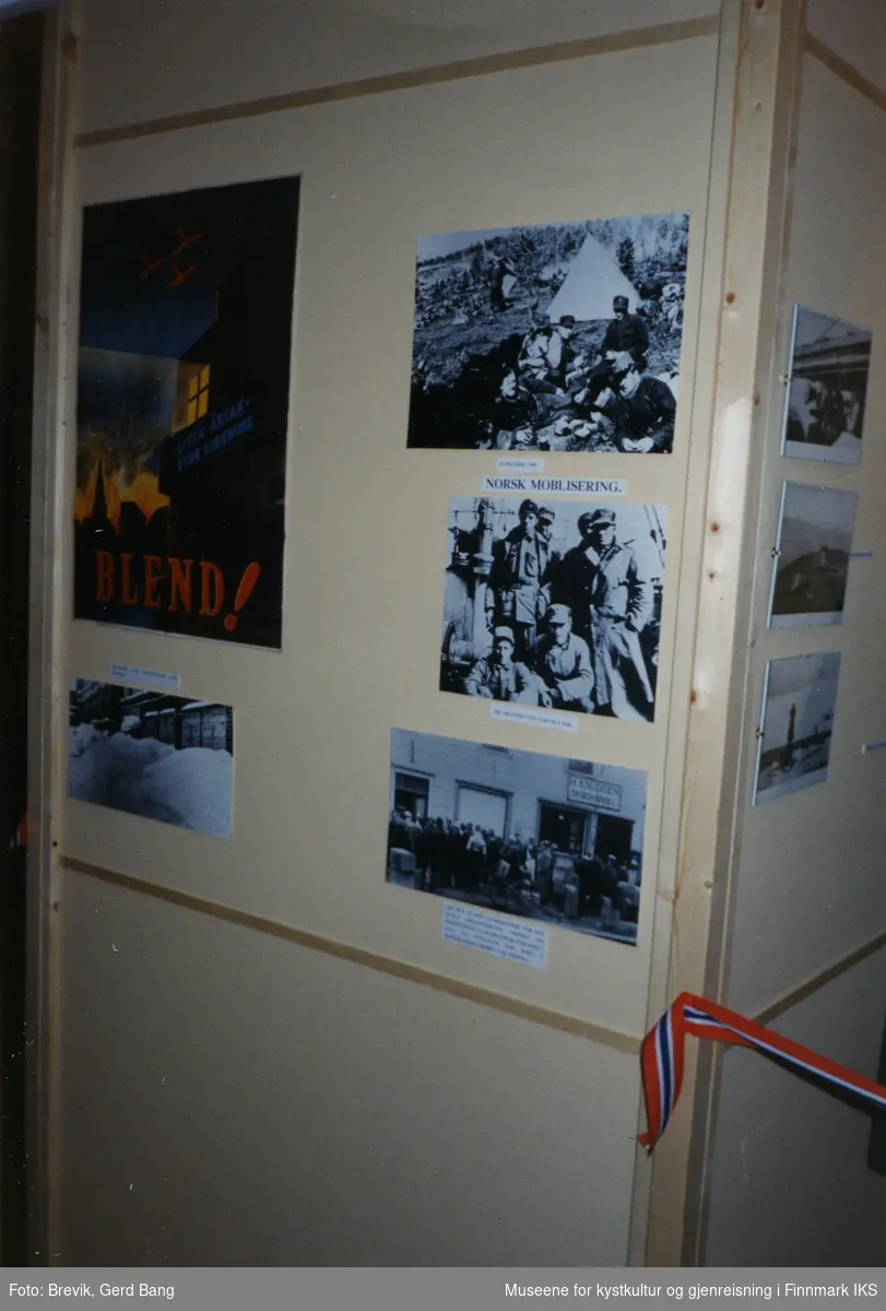 Bildet viser en del av Frigjøringsutstillingen i bystyresalen i Hammerfest som ble vist frem fra 6. juni til 10. august i 1995.
Utstillingsdelen forteller om den norske mobiliseringen.