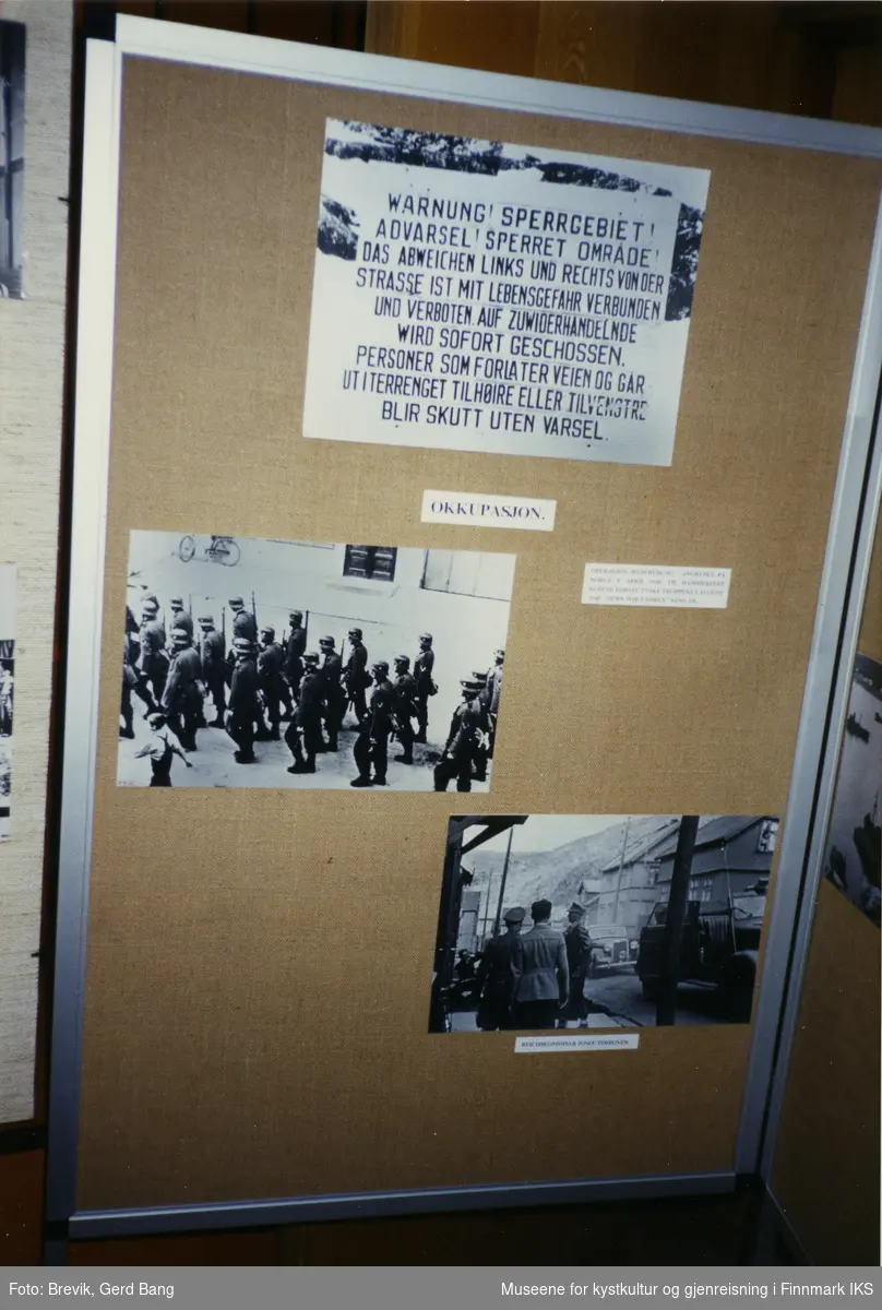 Bildet viser en del av Frigjøringsutstillingen i bystyresalen i Hammerfest som ble vist frem fra 6. juni til 10. august i 1995.
Utstillingsdelen forteller om okkupasjonen under andre verdenskrig.