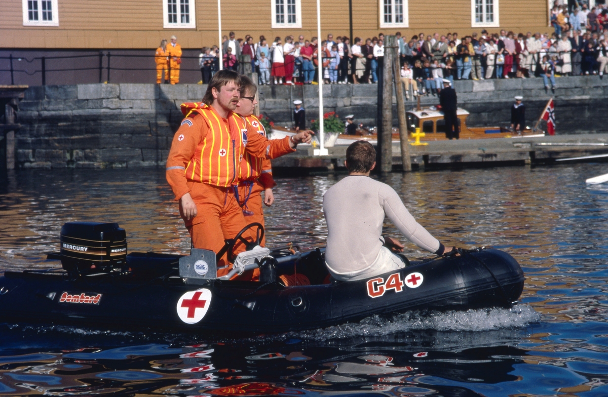 Politi og redningsmannskap på vakt ved Trondheim havn under signingen. Kongeskipet besøker Trondheim.