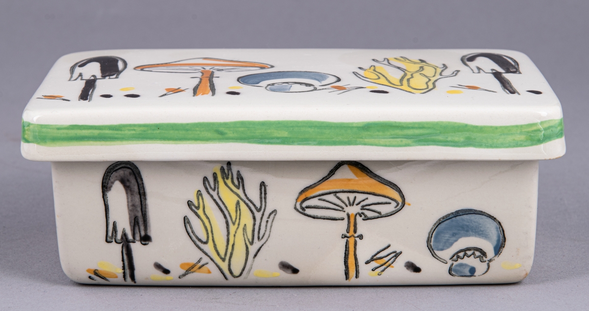 Smörask med lock i eldfast flintgods, dekor Mykolo av Berit Ternell 1958. Dekorens mönster består av fyra olika sorters svampar.