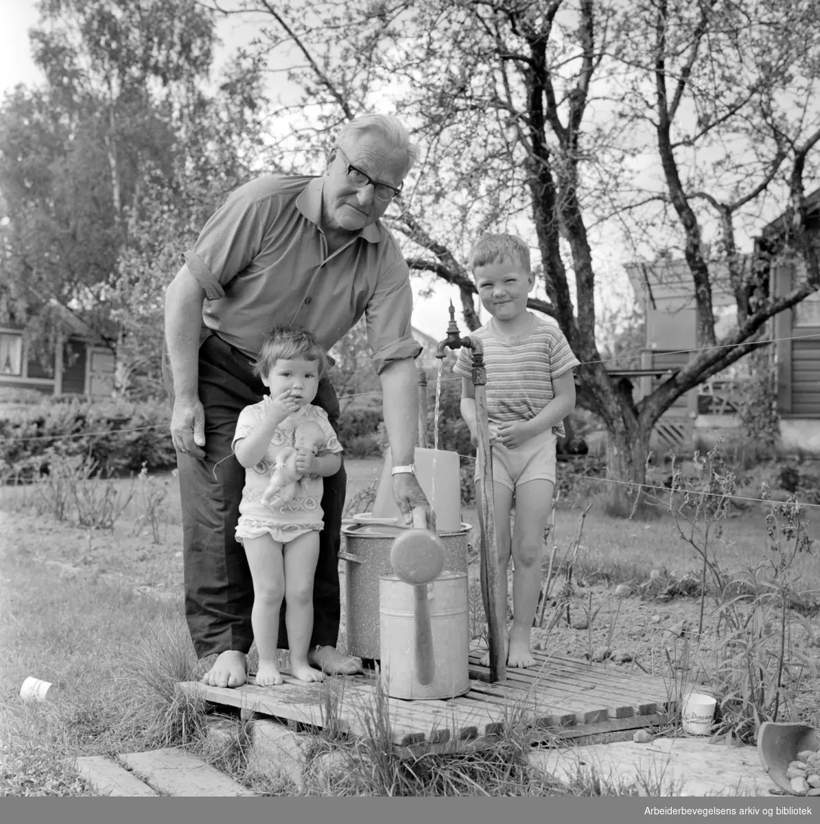 Solvang Hagekoloni. Farfar Viggo Halvorsen med barnebarna Karianne og Kaj. Juni 1966