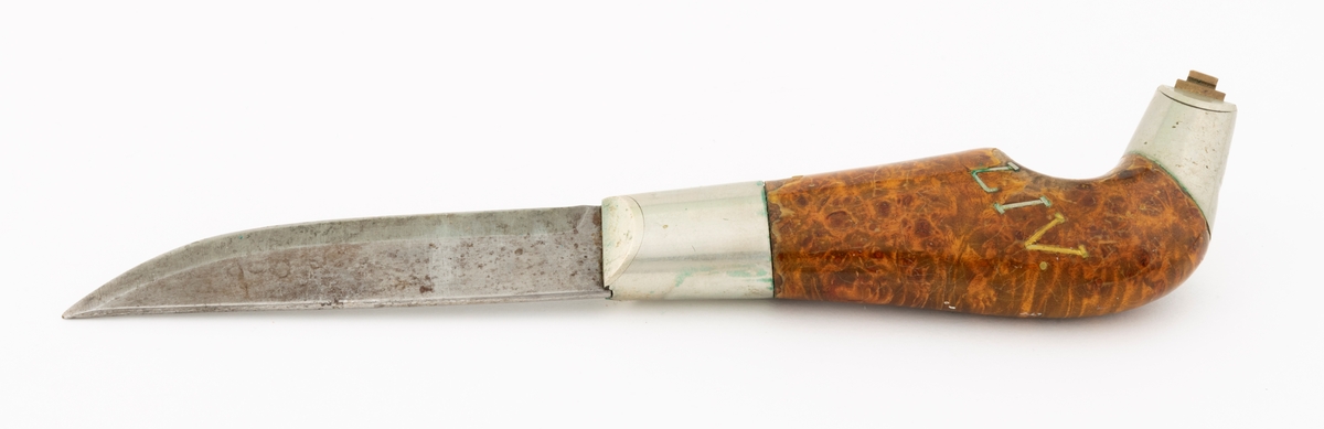 Tollekniv med slire, lagd av knivmakeren Gustav Lutnæs (1897-1975) fra Trysil i Hedmark. Knivbladet er 8,2 centimeter langt, 1,7 centimeter bredt (ved brystningen) og 1,9 millimeter tjukt. Det har 5,5 millimeter brede slipefaser på begge sider. Bladryggen er rett, men en aning avfaset i den fremre enden. Egglinja er konvekst buet i den fremre enden. Knivbladet har ikke smedstempel. Skaftet er laget av et trestykke med spesiell vedstruktur, sannsynligvis fra en utvekst på rot eller stamme. Treet er innsatt med lysebrun beis, som framhever vedstrukturen, og overlakkert med klarlakk. Skaftet har en form som er karakteristisk for Lutnæs og hans elev Koll Granli (1922-2011). Tverrrsnittet er ovalt, tjukkelsen tiltar jevnt fra den fremre enden og et stykke bakover (her cirka 6 centimeter), hvor det ee et buet hakk på skaftets bukside, hvor brukeren fikk godt grep med lillefingeren. Den bakre enden av skaftet er bøyd mot buksida, noe som forutsatte en spesiell teknikk med gjennomføring av en bøyd tange i forlengelsen av bladet. Det er forsterkende nysølvholker i begge ender av skaftet. Den fremre er 2,6 centimeter langt og har skråfaser mot bladets flatsider. Den bakre holken er 2,6 centimeter lang, målt langs bakre ytterkant. I ytterenden av denne holken er det et par rektangulære messingskiver som er klinket mot enden av tangen. Den ene sida av skaftet har et innlegg, jentenavnet «LIV» etter den Lutnæs lagde kniven til.

Slira er sydd av lysebrunt lær med en søm som var skjult når redskapet ble hengt i beltet. Formen er asymmetrisk og gjenspeiler formen på knivbladet, men med en markert sidevendt tupp i den nedre enden, som skulle skjerme knivodden. Den nedre delen av slira er forholdsvis flattrykt og har et mønster - to plogformer sok krysser hverandre, slik at det har oppstått et parallellogram på midten. Den øvre delen av slira er mer «rundoval», en form som er tilpasset skaftets tverrsnitt. Her er det pautet et slags belte med prikkmønster, med en liten vulst over. Rundt sliremunningen er det et 6 millimeter bredt nysølvbeslag. På baksida av denne sliredelen er det pånaglet en lærstropp med to spalter som skulle gjøre det mulig å tre den inn på et belte.