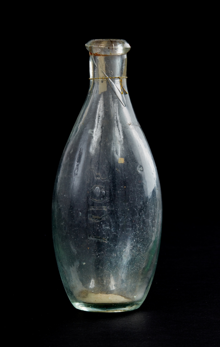 Fyra flaskor. Grönaktigt glas. Tre st märkta "SODA". 
Höjd från 192 -199 mm, Diam från 49-52mm.