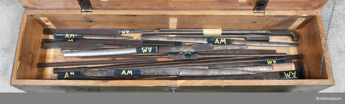 Diverse verktyg av järn och trä för baljor.