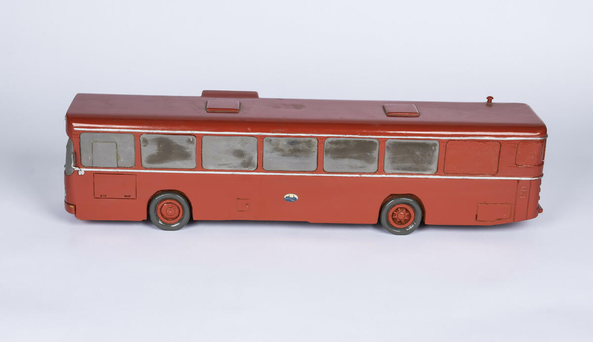 Tremodell av Oslo Sporveiers buss fra produsent MAN. Bussen er malt i en rød farge med sølvfargede striper langs langsidene. Med detaljerte utskjæringer for vinduer, dører og tak er dette er god modell av en av Oslo Sporveiers busser. 