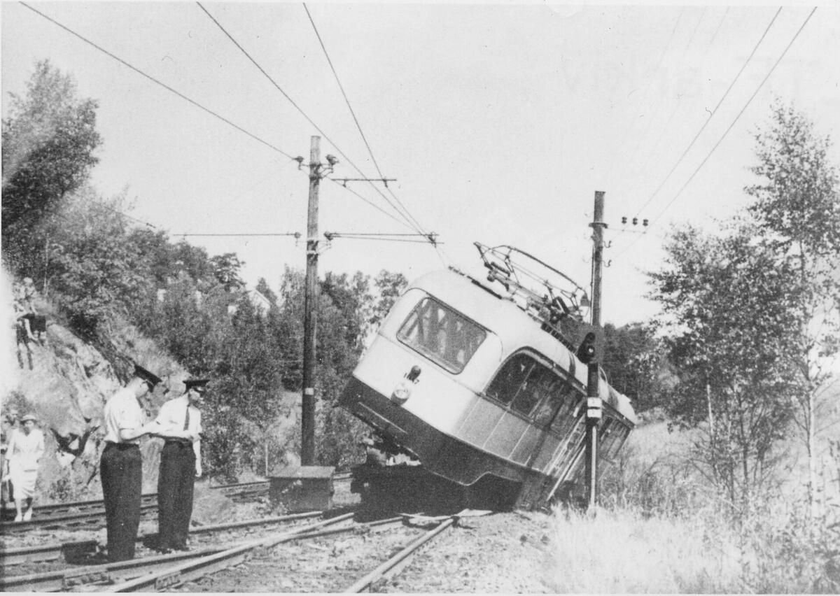 Ekebergbanen, 1047 fotografert etter avsporet på Ljabru 1959.