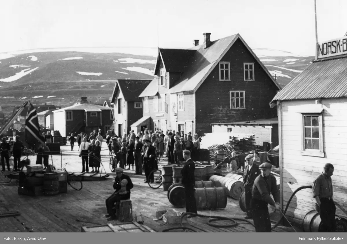 Båtsfjord D/S kai, 1935. Kanskje 17. mai?