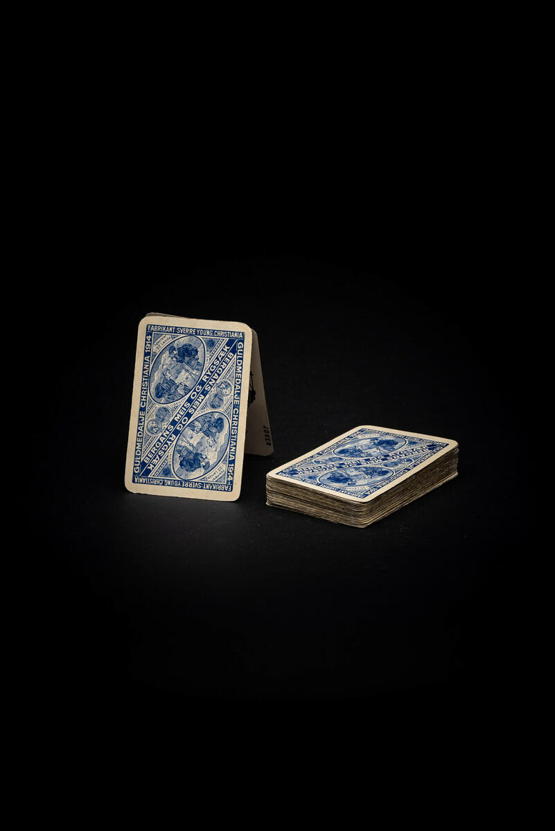 Spillkort med 51 kort og en joker (mangler kløver konge). 

Kortene ble brukt som give-aways sammen med nye sekker.  