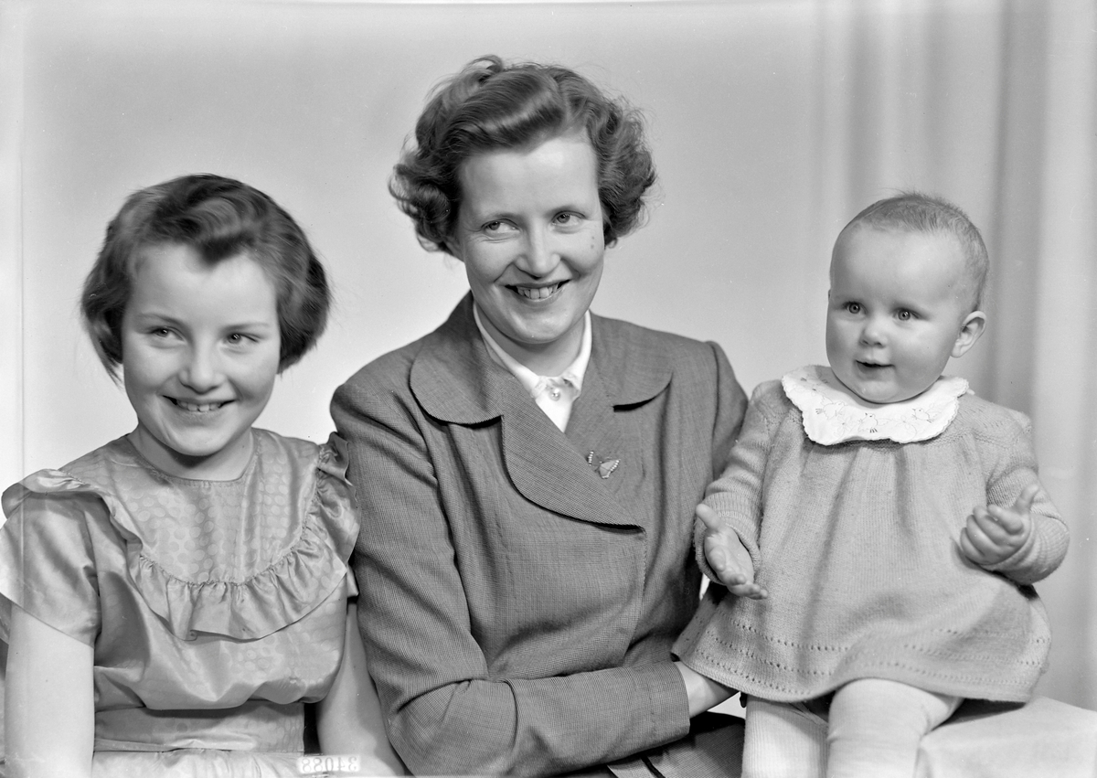 Portrett av Gerda Pettersen med døtre.
