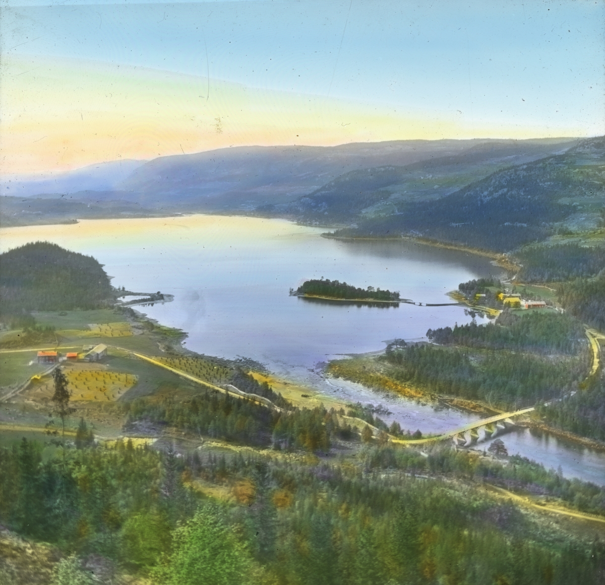 Håndkolorert dias. En bro krysser Strondafjorden, også kalt Strandafjorden, i Valdres.
