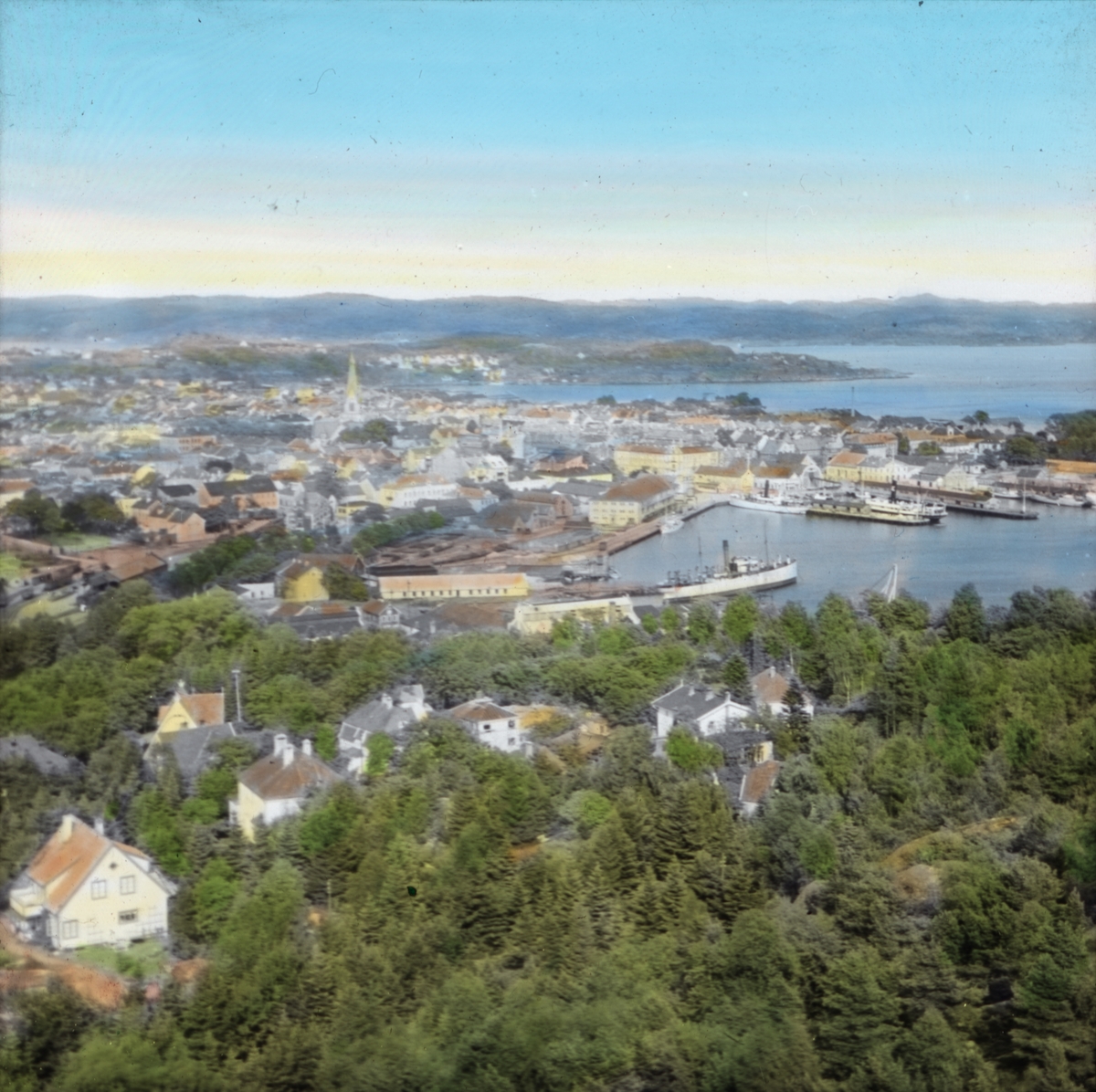 Håndkolorert dias. Utsyn over Kristiansand by.