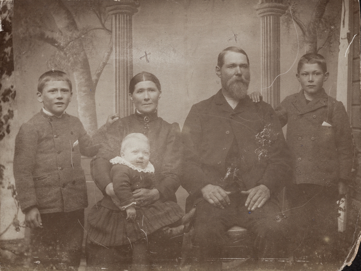 Gruppeportrett av en familie på fem. - Sør-Troms Museum / DigitaltMuseum