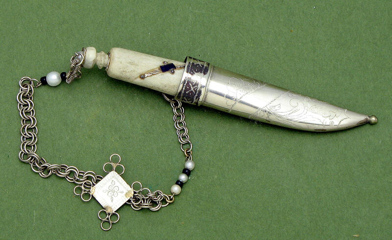 Tobakkskniv av Olav Stålenblad Tollefsen av bein og sølv med lenke.