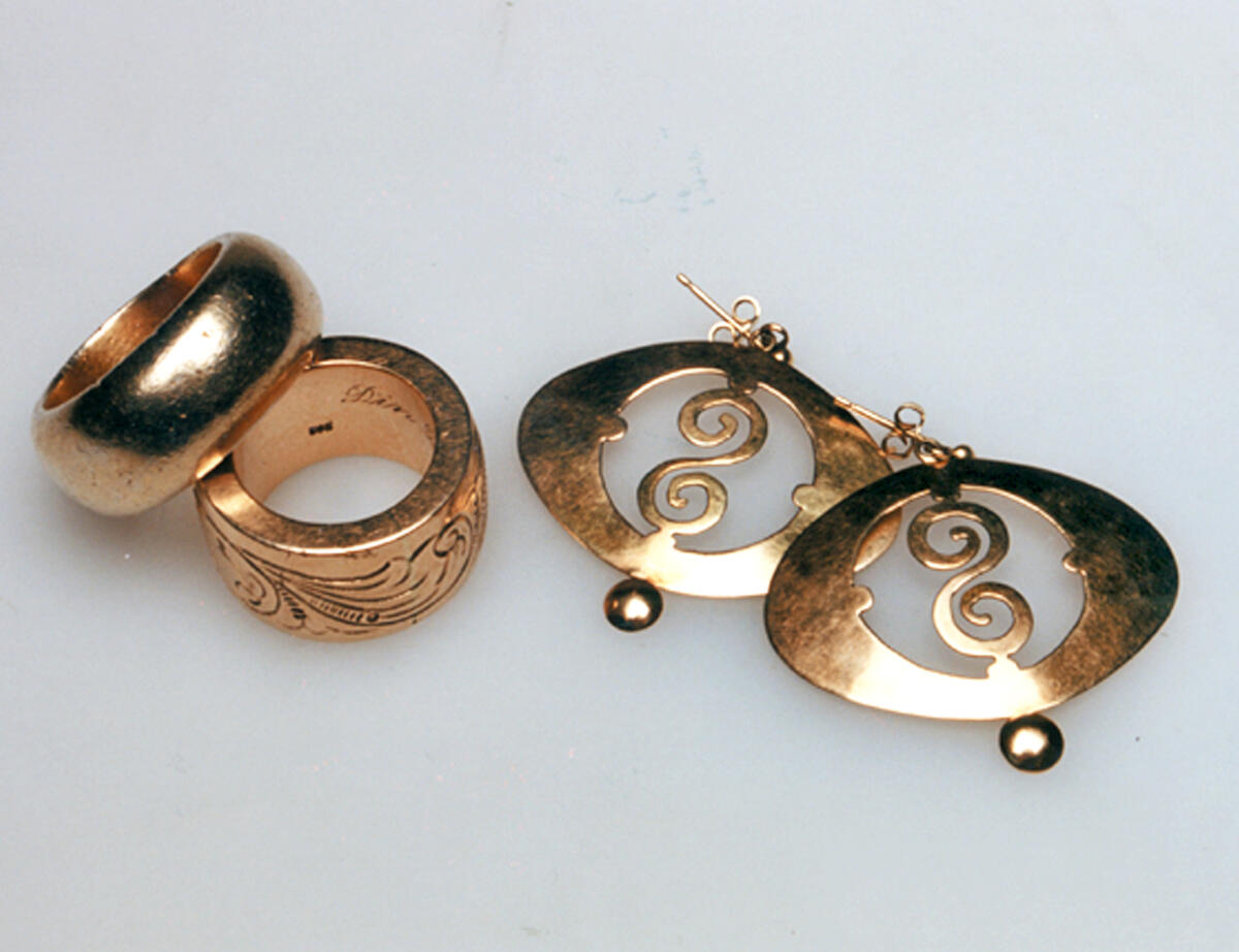 Wedding rings, man's pledge ring and woman's solder ring, and ear ornaments in gold.