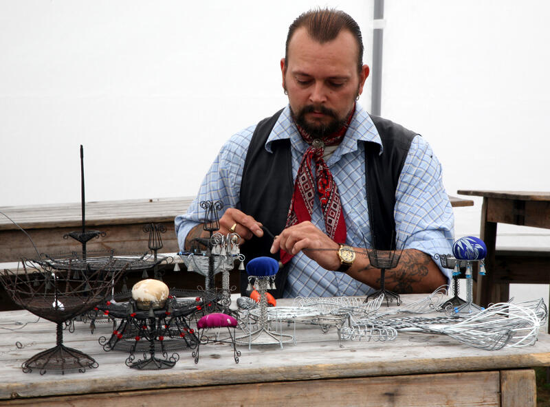 Glenn Frode Pedersen making and selling wire craft items at the Glomdal Museum, 2013.