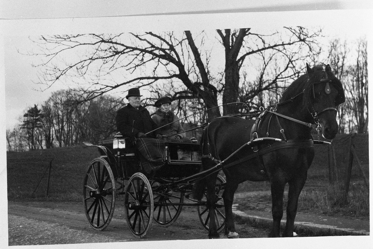 To personer ute på kjøretur i ei flott trille. Muligens i England eller Amerika? Bildet har Helene Berg fått av sin onkel Jørgen Balke (fra Vestre Balke) født 1888.