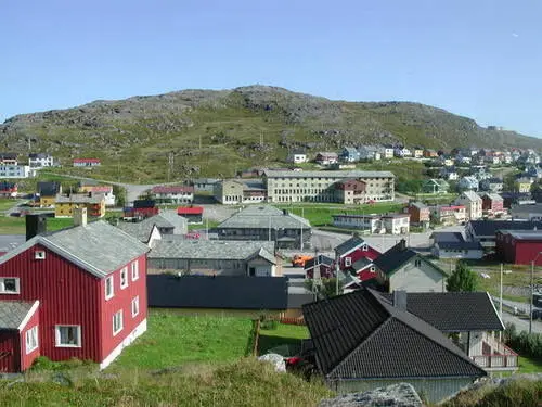 Måsøy Museum sett ovenfra om sommeren.