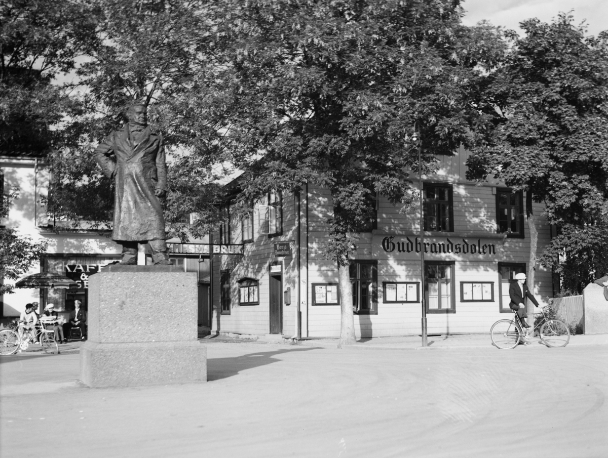 Lilletorget på Lillehammer med huset der avisa Gudbrandsdølen holdt til og statuen av Ludwig Wiese