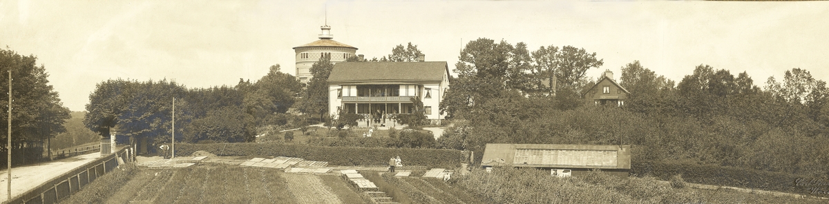 Hovsbergs gård med det nya vattentornet i bakgrunden, ca 1900.