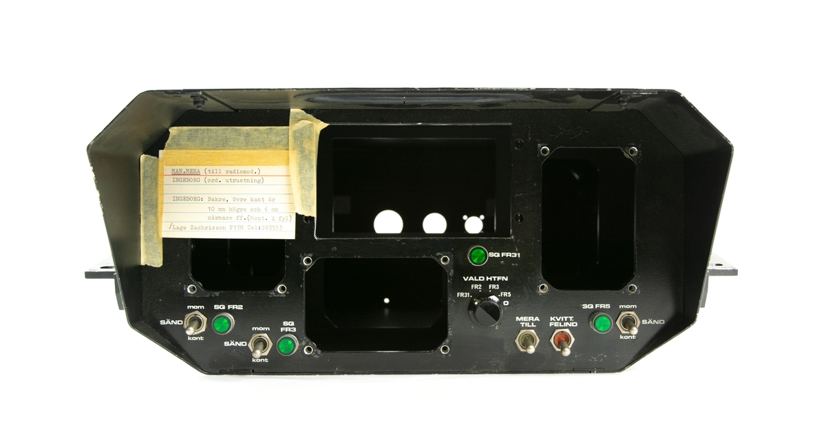 Instrumentpanel baksits till flygplan J 32E. Svart rektangulär låda i metall med sändknappar och hål för flygplansinstrument.