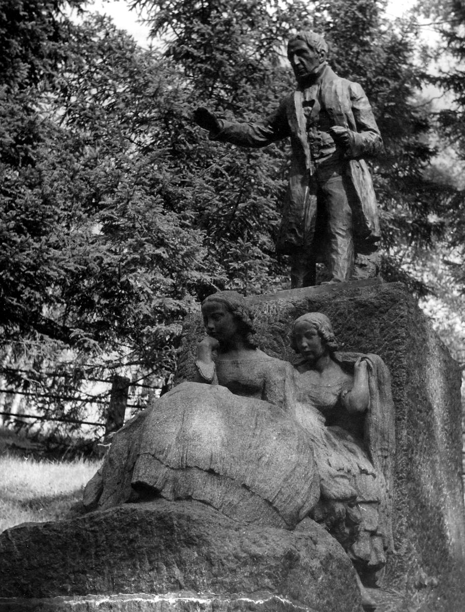 Franzen-monumentet i stadsparken. - Västernorrlands museum / DigitaltMuseum