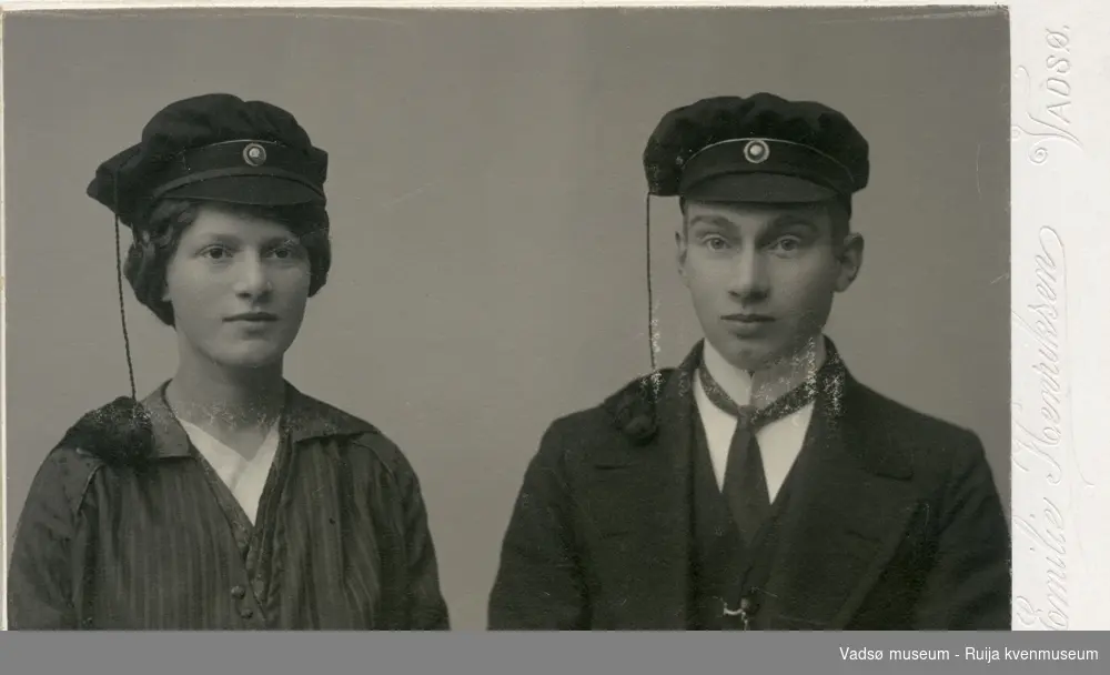 Lilly og Eivind Olsen, fotografert i anledning artium i Oslo, ca 1915. De er søster og bror.