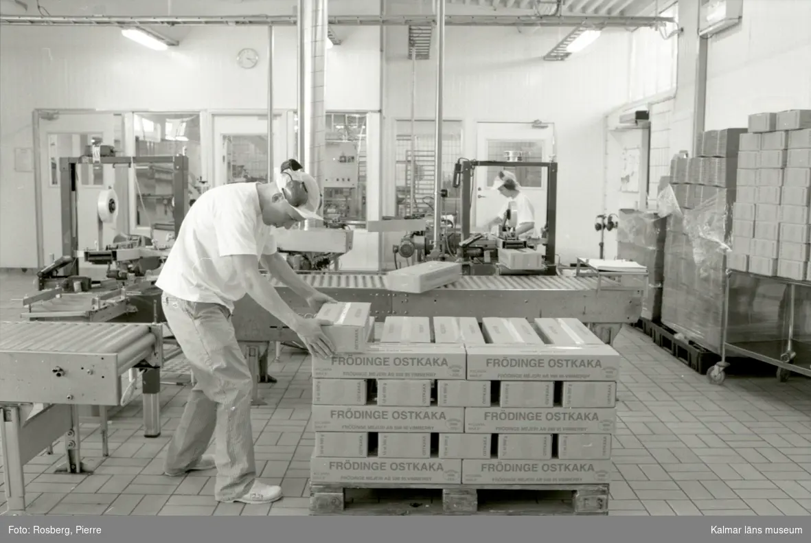 Tillverkning av ostkaka på Frödinge mejeri. Christoffer Andersson, förpackningsavdelningen, lastar lådor på pall.