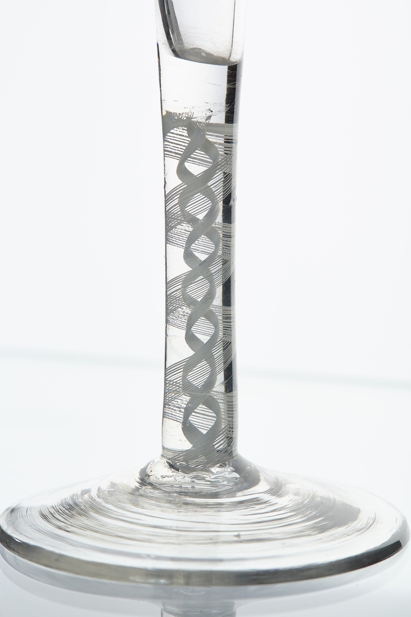 Glass med hvite spiraler i stetten.