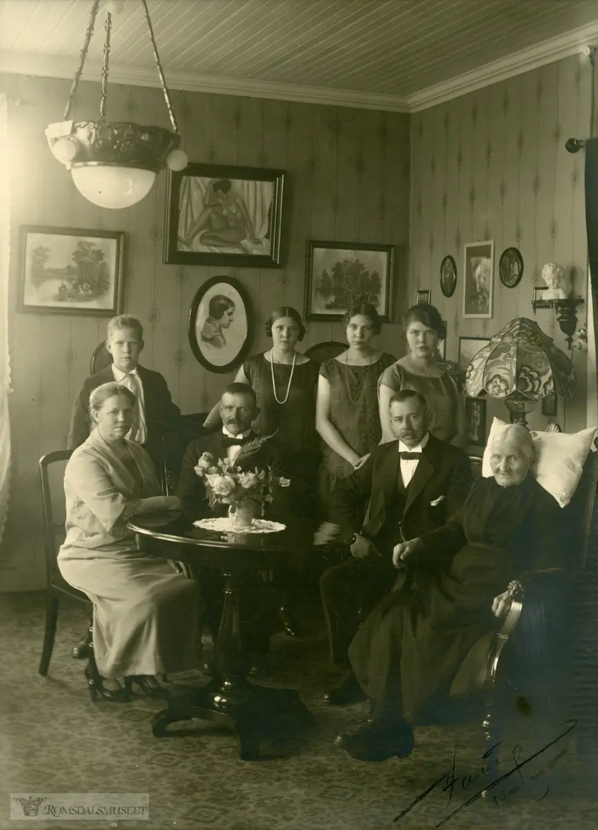 Familiene Strande og Sivertsen i Strandgata 35.