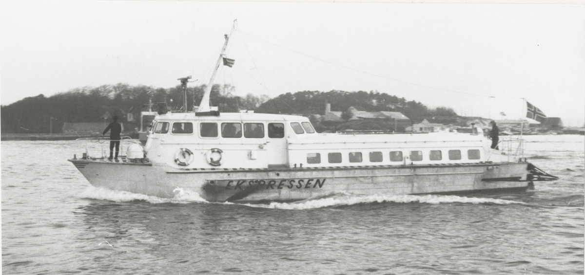 M/S 'Ekspressen' (b.1961, Cantieri Navali e Officine Ferroviarie ”Leopoldo Rodriquez”, Messina, Italia) med sakte fart.