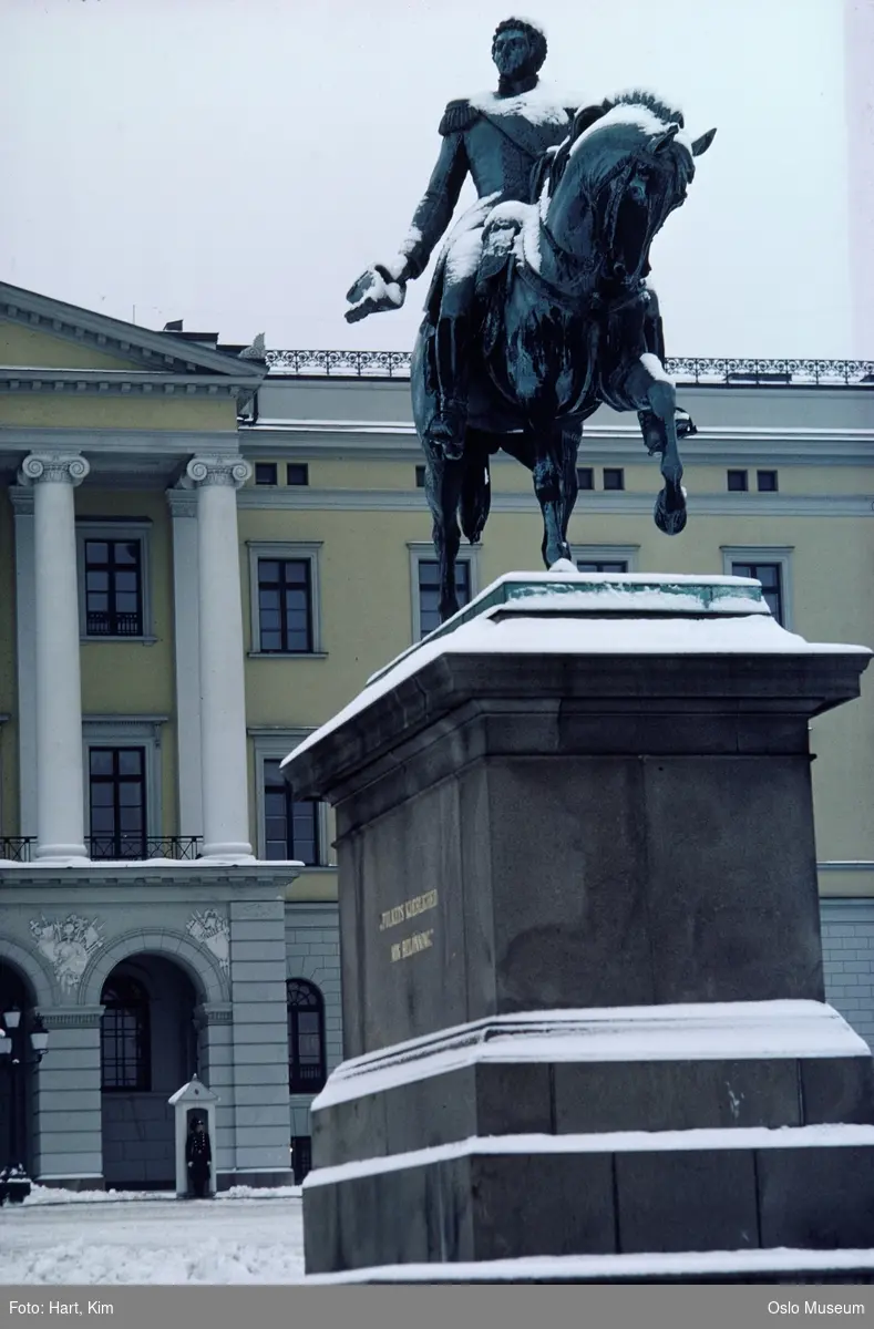 plass, Karl Johan-statuen, snø, Slottet