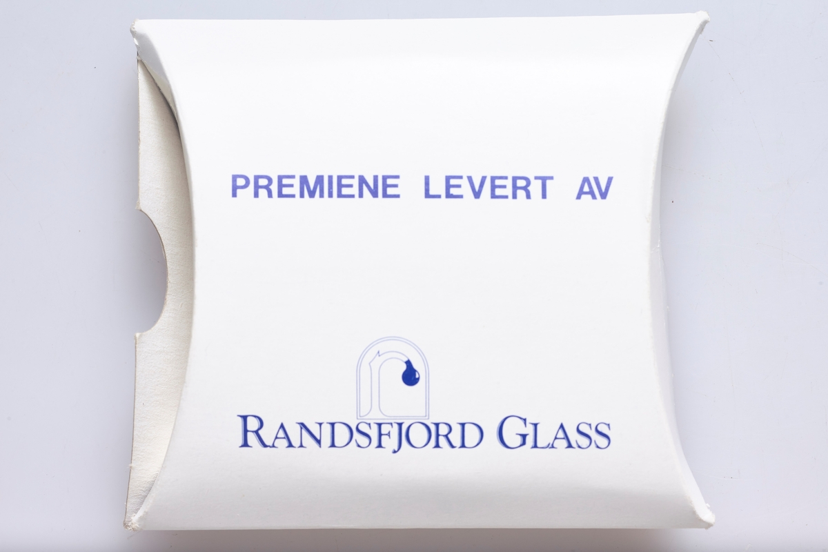 Rund glassplate med hull for oppheng. Premie ved eller souvenir fra Ski-NM 1990 på Gjøvik og Fluberg.