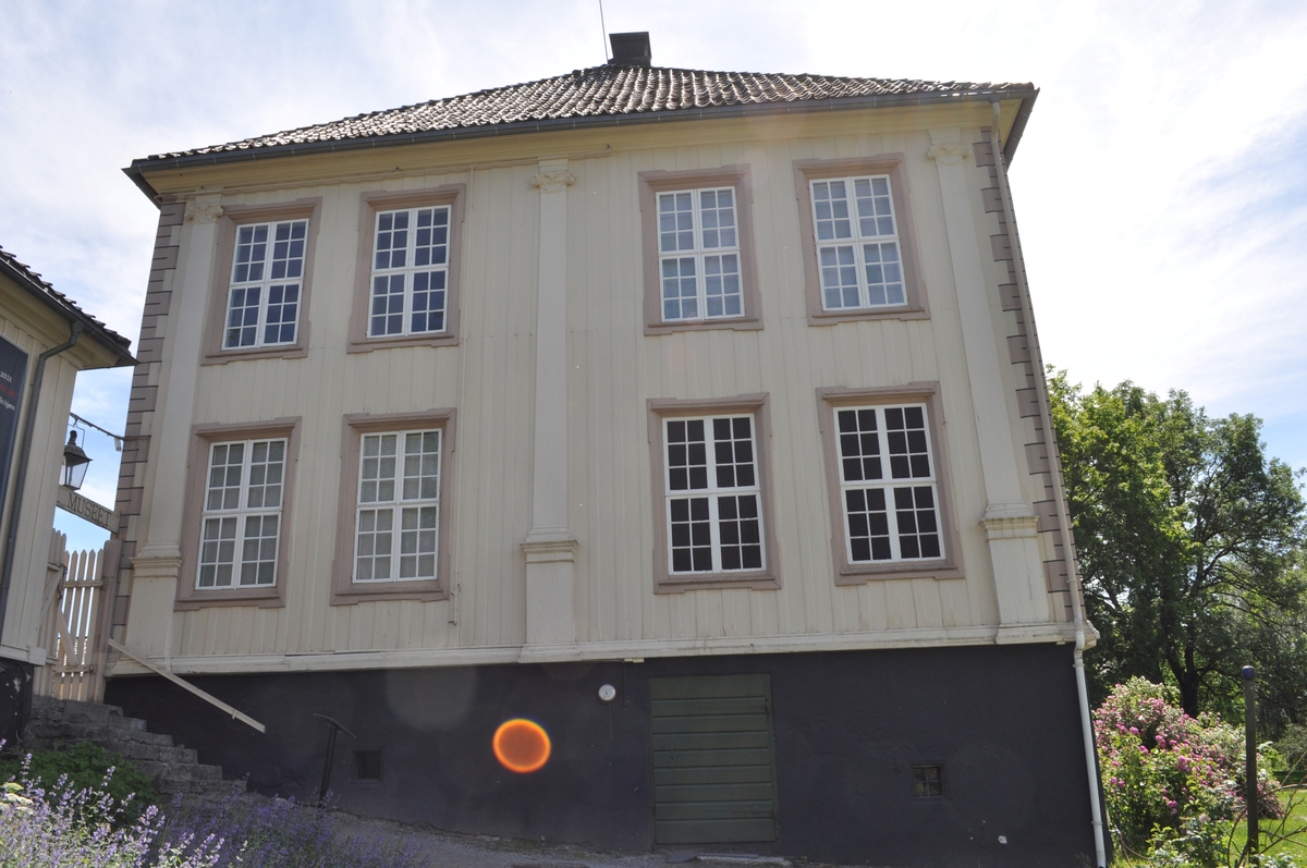 Hovedbygning på Søndre Brekke gård. Tømret og panelt ca. 1780. Høyt valmtak. Huset har likhet med bygårder som ble reist etter bybrannen i Skien i 1777. Barokkpregete fasader med forsenkede vinduer på 1700-tallsmaner med karnissprofil i overkant. Panel med vulst på overligger og kraftig profilert sokkellist. Innvendige rom i hovedsak nyklassisistiske etter Niels Aalls innredning 1811-13.