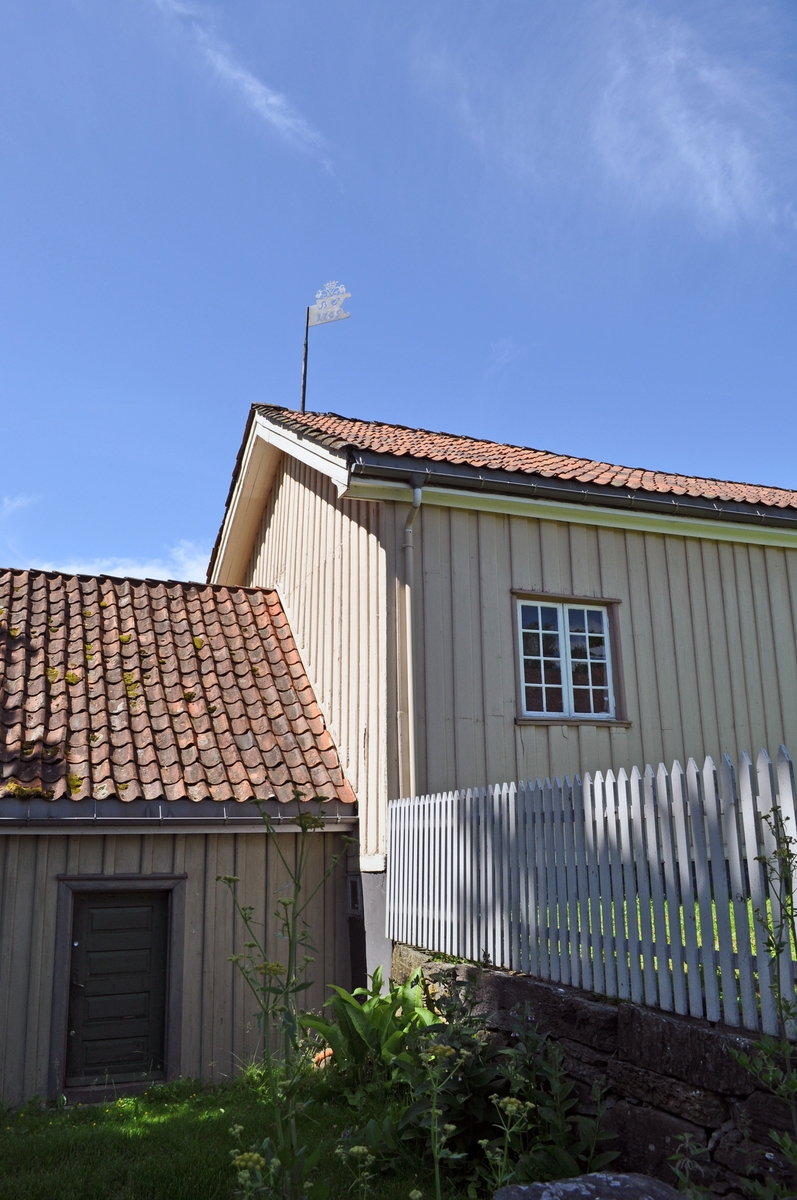 Uthusfløy til Søndre Brekke gård, oppført samtidig med de andre fløyene (nord, sør og øst) 1811-13. Dels oppført i tre, dels i natursteinsmur. Inneholdt fjøs og staller.