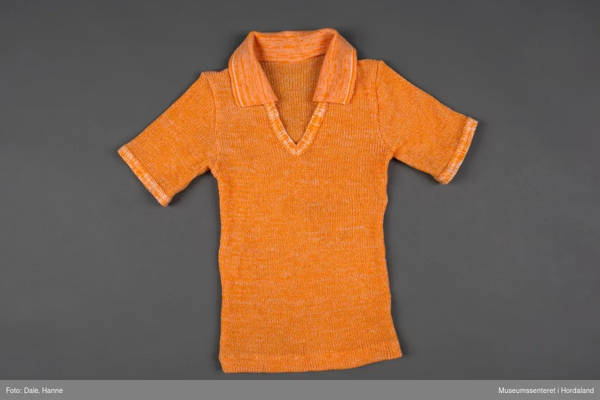 Melert, oransje t-skjorte med krage til dame.