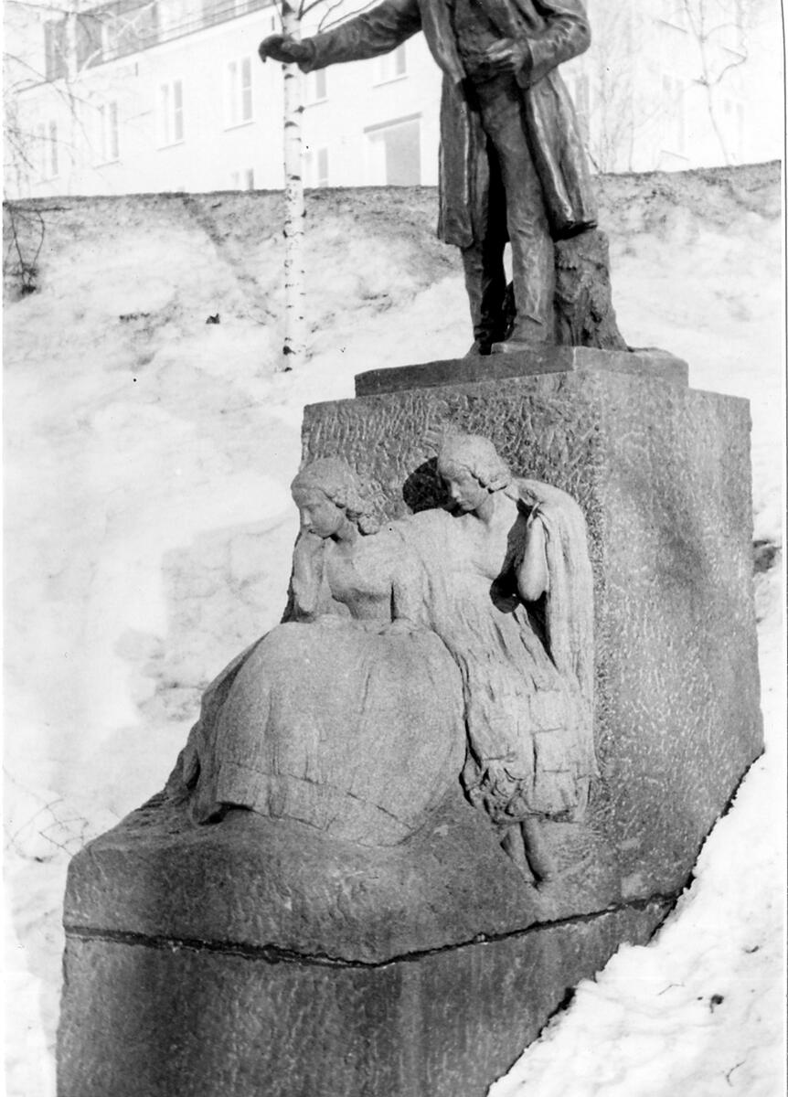 Franzén-monumentet i stadsparken - Västernorrlands museum / DigitaltMuseum