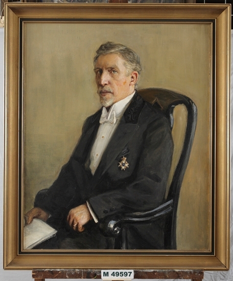 Oljemålning på duk.
Sittande man, klädd i frack med orden på bröstet.
Carl Olof Arcadius (1849-1921)