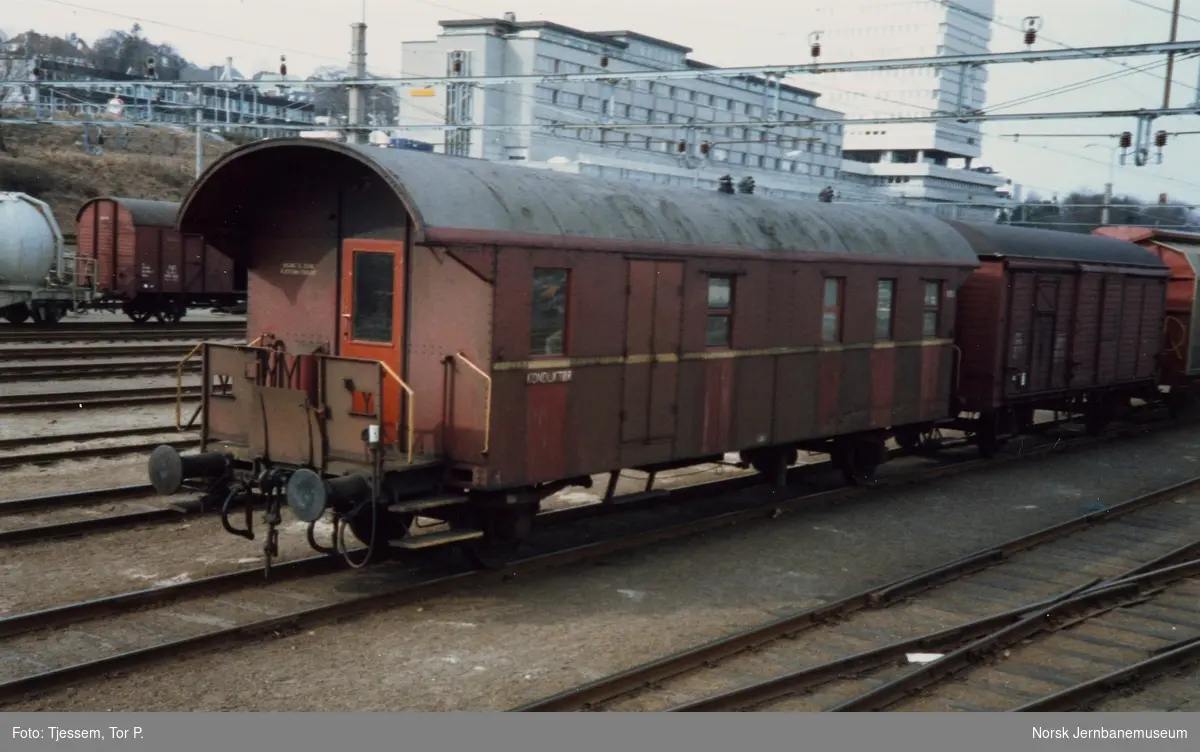 Kombinert konduktør-, reisegods- og sittevogn litra BFV1 nr. 19903 på godstomten ved Stavanger