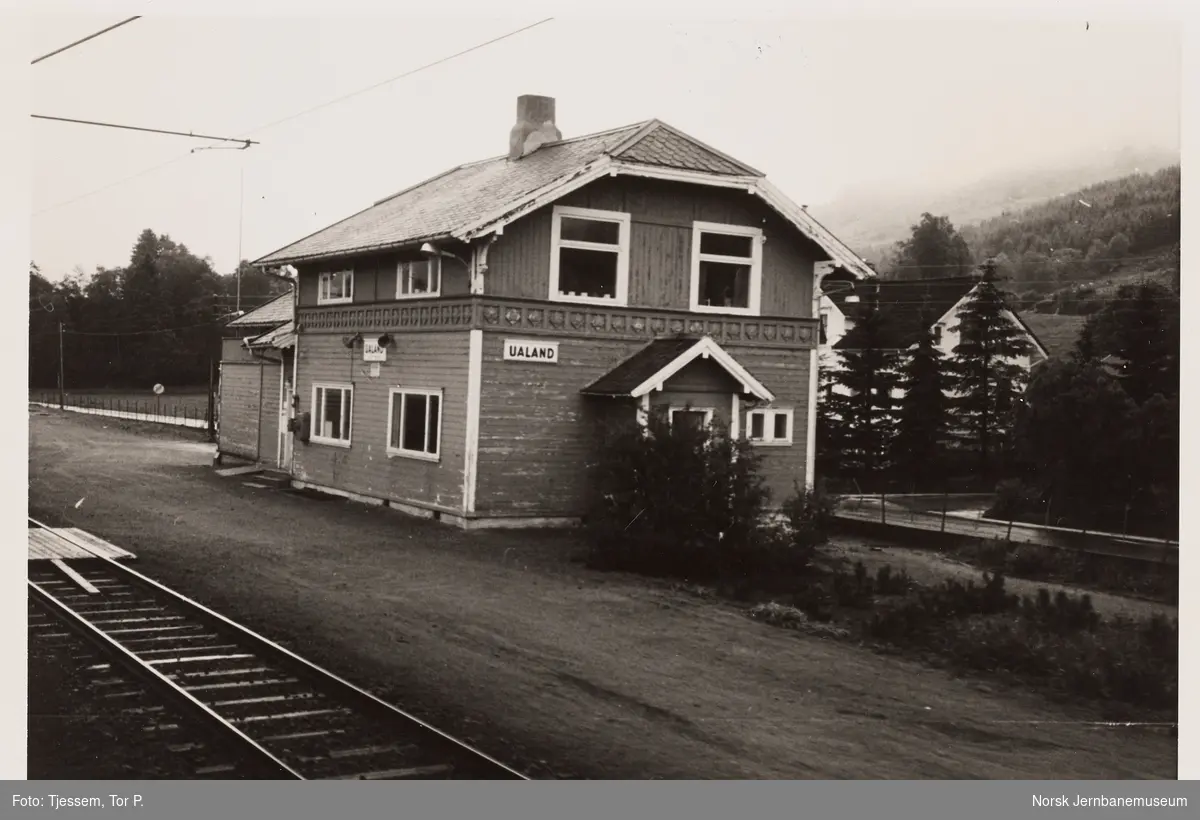 Stasjonsbygningen på Ualand stasjon på Sørlandsbanen kort tid før den ble revet
