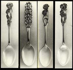 Bildet viser fire ulike skjeer i sølv.