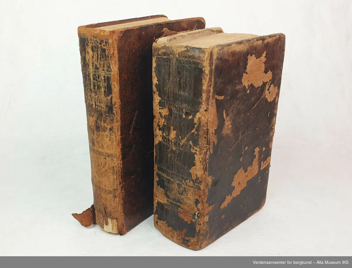 To utgaver av samme religiøse bok innbundet i skinn, den ene boka har rester etter hemper i skinn. Innbindingene er i dårlig stand.