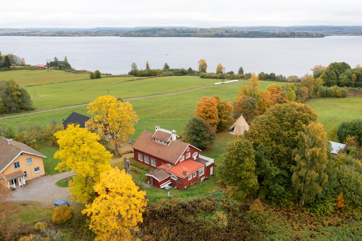 Fotografierna visar Sillegårdens byggnader, i detalj och helhet, och ...