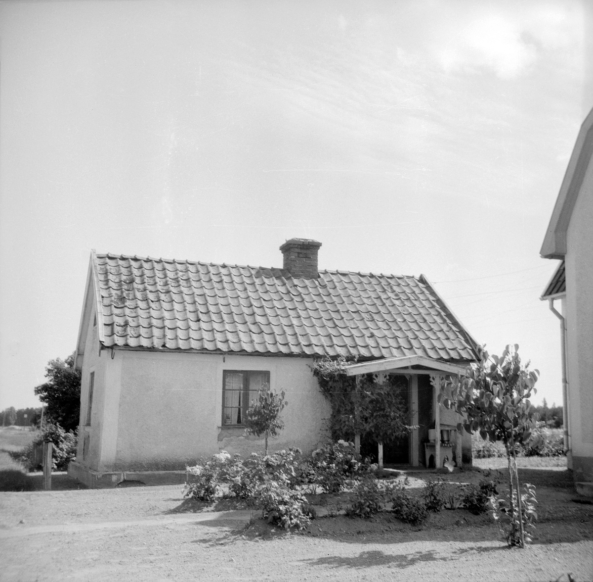 Ålderdomlig stuga på tomten till Solhaga (Olofstorp 1:43) i Järstad. Här dokumenterad av Östergötlands museum 1951.